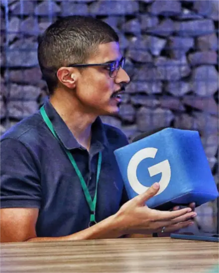 Leonardo Faria segurando o cubo do Google durante um evento
