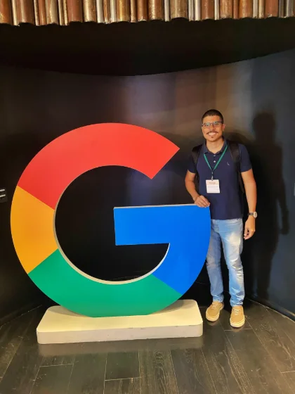 Leonardo Faria ao lado do logotipo do Google